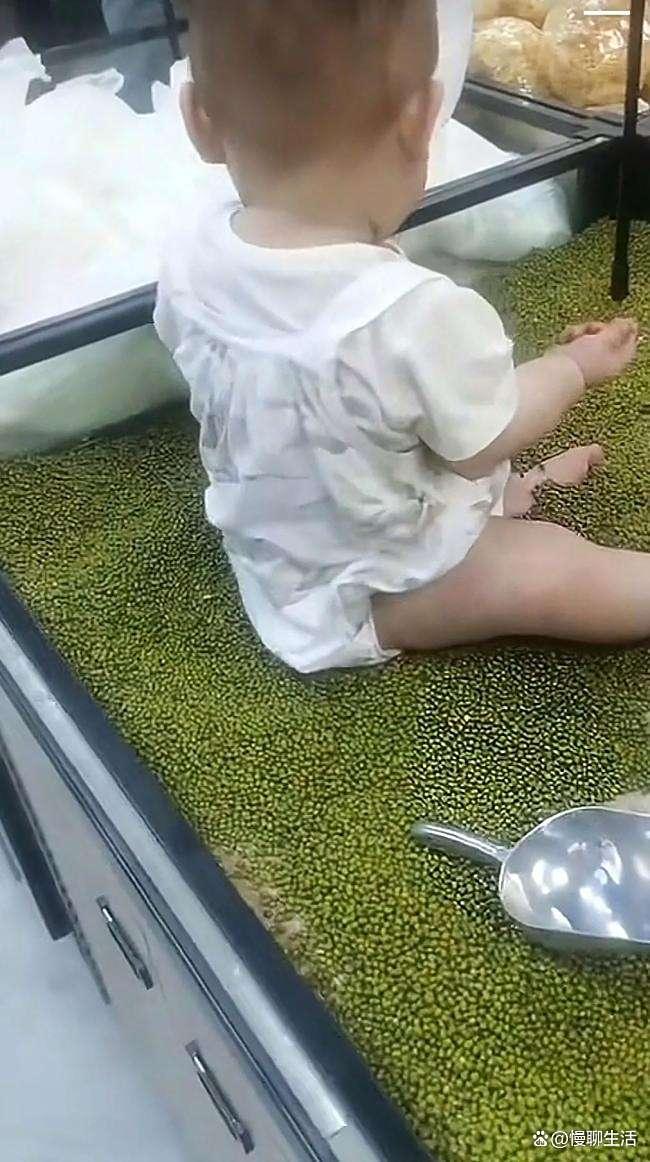 超市回应女子将婴儿放绿豆框里玩耍
