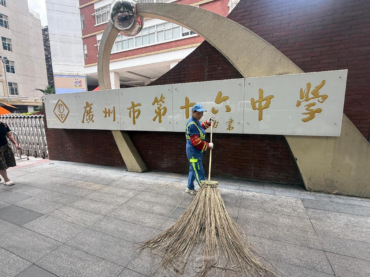 环卫工人清扫考点周边垃圾杂物。