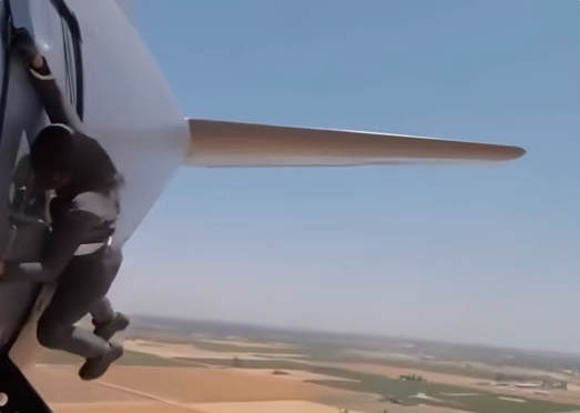 美国女博主600米高空徒手扒飞机