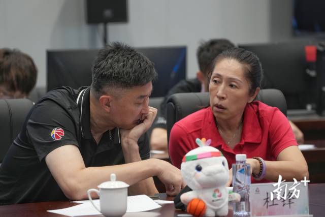 广东男篮主教练杜锋（左）和广东女篮主教练郑薇在抽签仪式上。