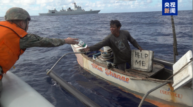 菲律宾渔民海上漂3天中国海军救援