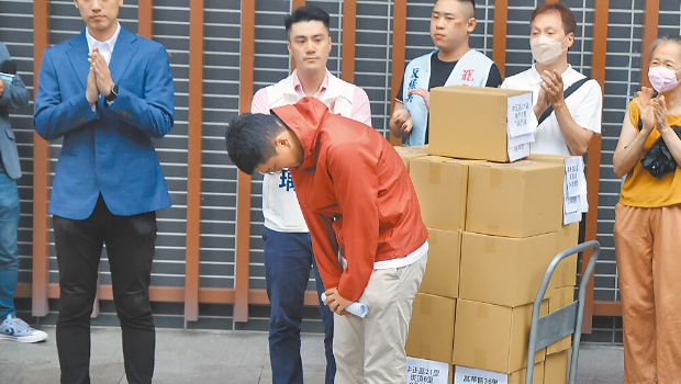 罢免民进党“立委”吴沛忆的“忆事吴成”份数未达标,领衔人李孝亮(中)7日鞠躬向支持者表示感谢。 罢免民进党“立委”吴沛忆的“忆事吴成”份数未达标,领衔人李孝亮(中)7日鞠躬向支持者表示感谢。