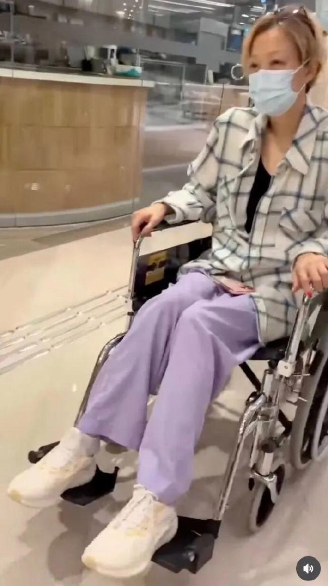 郑秀文自曝坐轮椅 称运动时伤了后腰