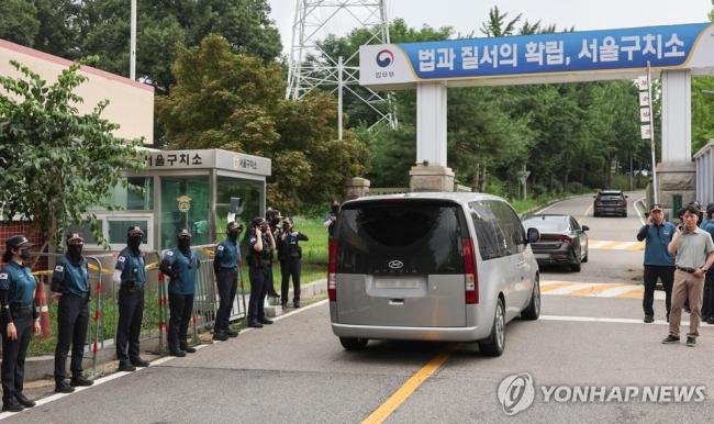 尹锡悦被10人连人带椅子抬起