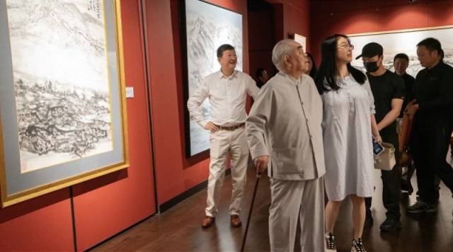 范曾亲生女儿曝“与父失联”后,继子范一夫发布了一张范曾看展照片。