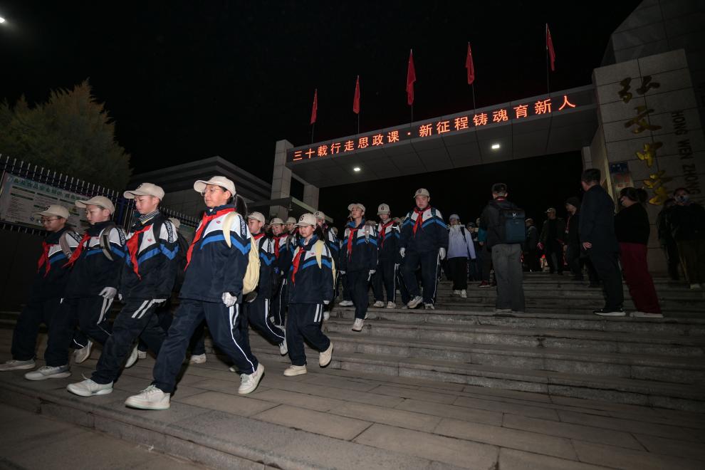 我在现场·照片背后的故事丨徒步108里，感受一座“英雄城”