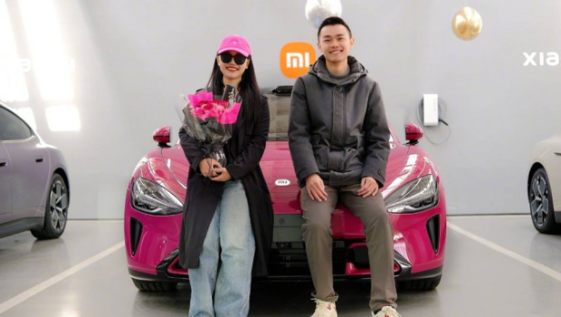 雷军称小米交付第20万辆车，车主是一对新婚夫妻。