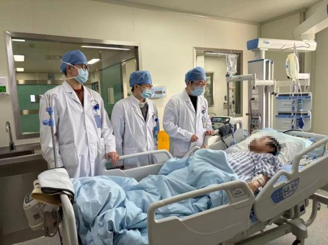 孙子在肚子上蹦了几下爷爷动脉破裂