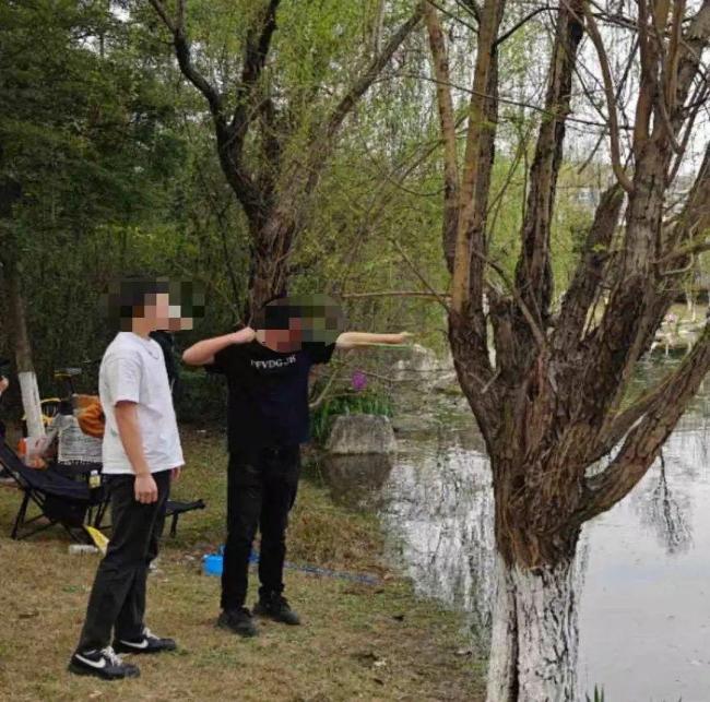 成都通报男子用弹弓射击鸟类 不文明行为引发众怒