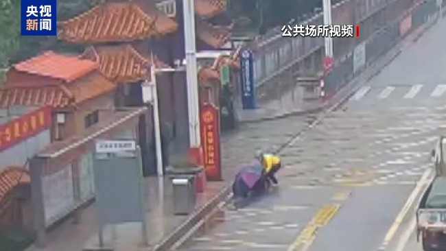 路遇老人摔倒 外卖小哥出手了