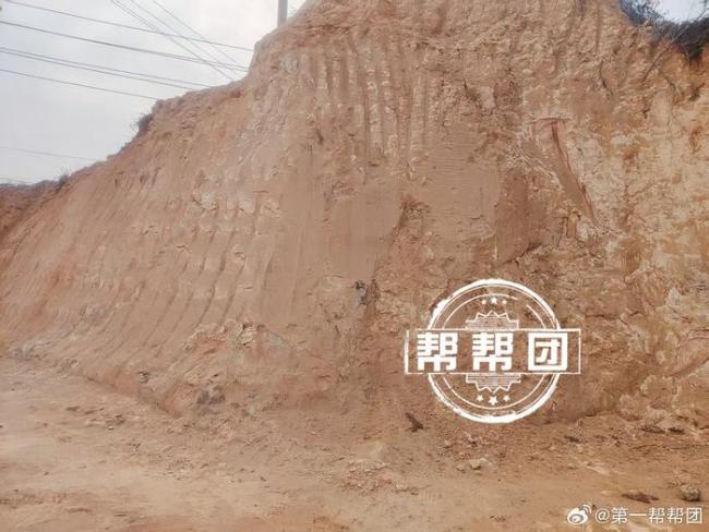 村民扫墓发现祖坟被埋