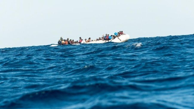 一艘偷渡船在突尼斯东部海域沉没 约40人死亡