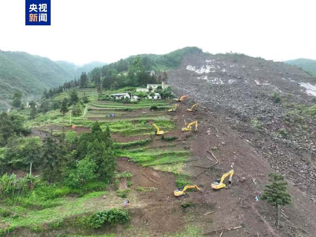 贵州大方山体滑坡救援现场:重型装备已进入