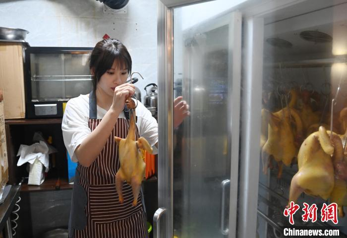 台湾青年在南宁:从烹饪零基础到开起5家烤鸡店 台湾青年在南宁:从烹饪零基础到开起5家烤鸡店