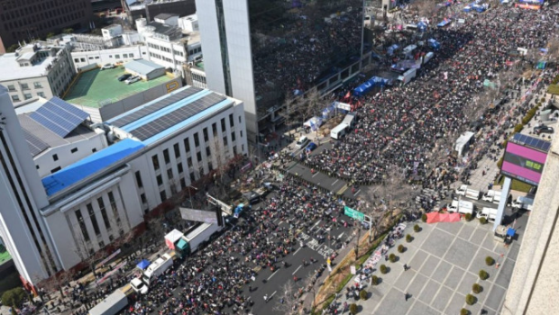 韩民众周日下午首尔集会