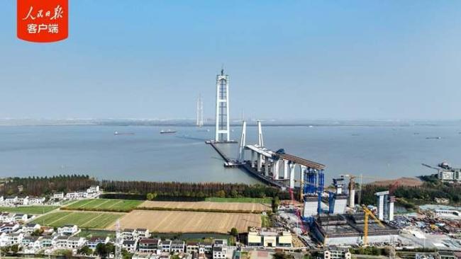 世界最大跨度桥梁索塔封顶