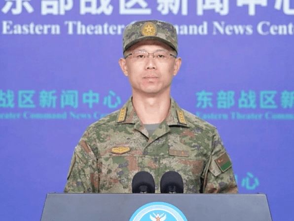 东部战区新闻发言人就加澳军舰过航台湾海峡发表谈话
