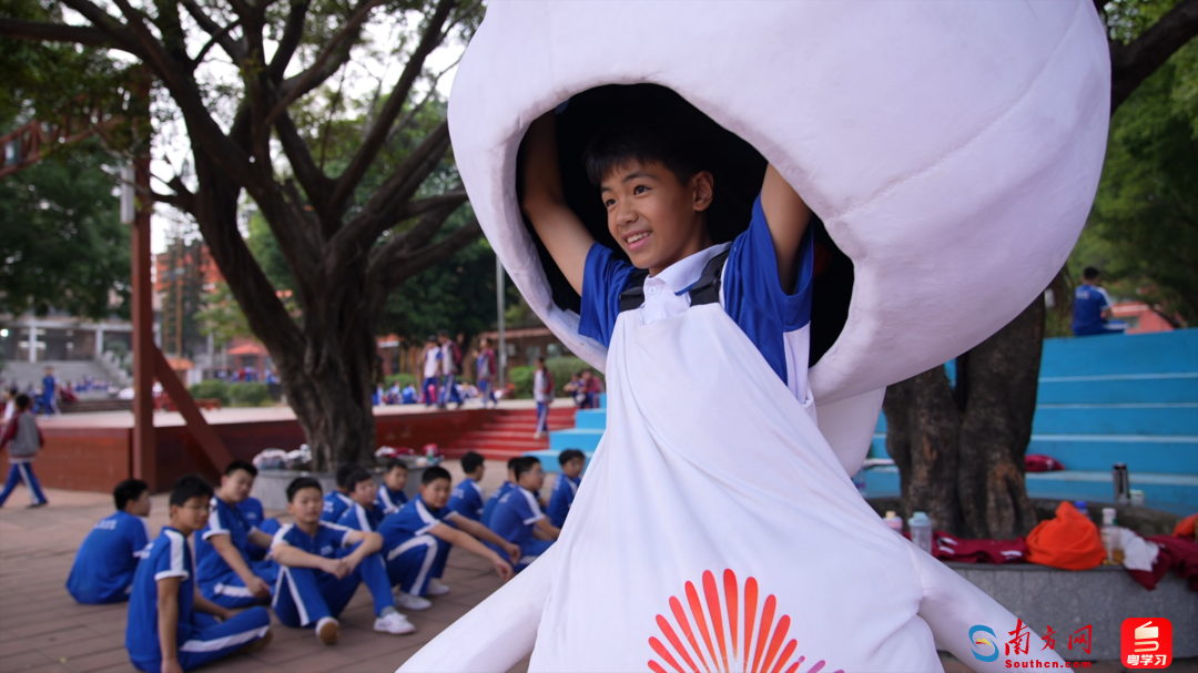 胡楷霖身穿吉祥物玩偶服
