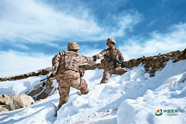 “高原戍边模范营”官兵坚守雪域边关 奉献之歌响彻风雪高原