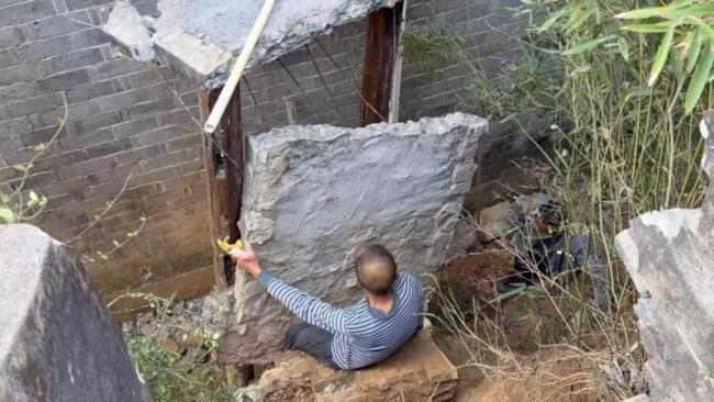 水泥桥断裂老人被困消防救援