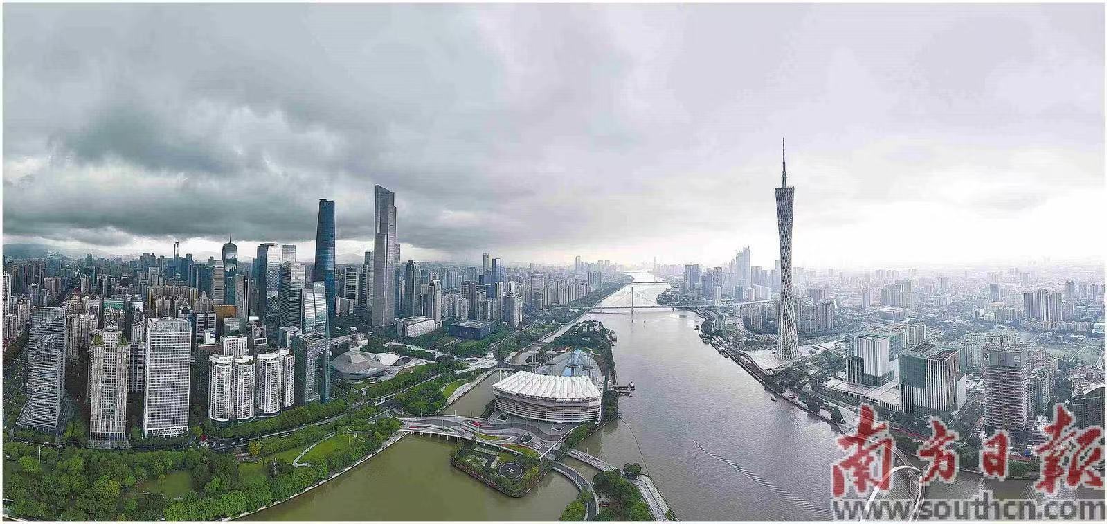 4月12日，受强飑线影响，广州市区迎来强对流天气。南方日报记者 董天健 摄