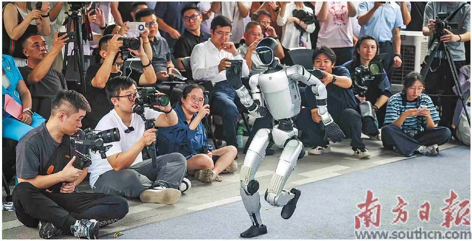7月28日,全球首家机器人6S店开业运营,图为巡演活动现场人形机器人在跳舞。南方日报记者 朱洪波 摄