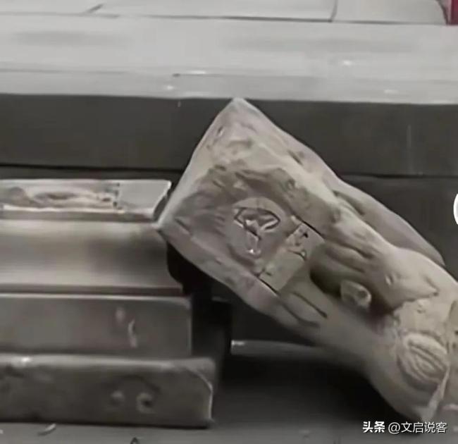 北京法源寺石狮子被摔断 后续来了