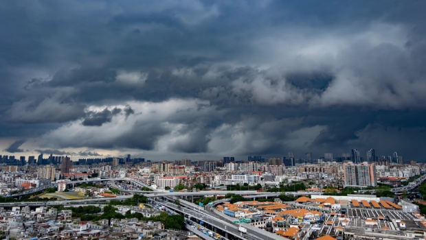 广州4日多区出现强降雨，部份地区落冰雹甚至有龙卷风。
