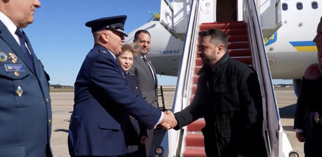 泽连斯基抵华盛顿：一身夹克