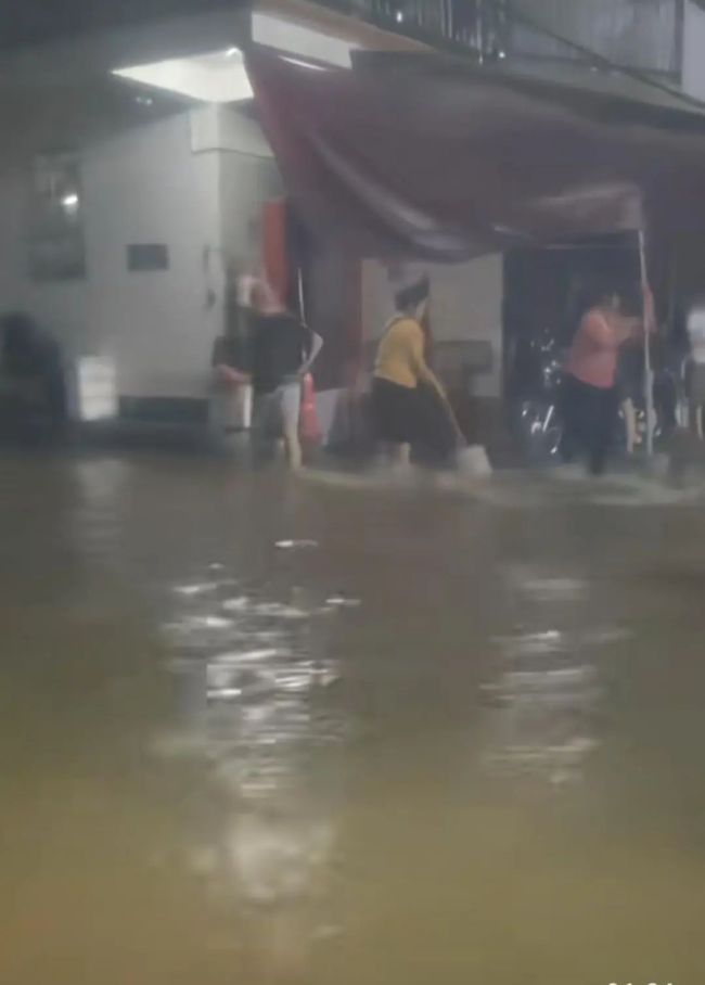 官方回应佛山内涝是因下水道防蚊网 暴雨致排水受阻