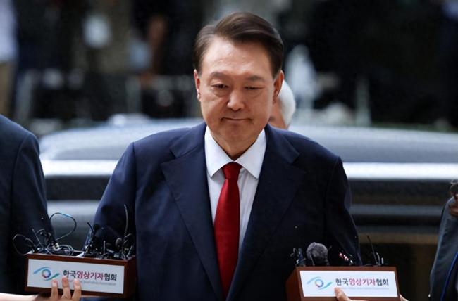 尹锡悦拒捕过程：被连人带椅子抬起