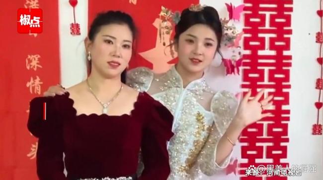 90后女子喜当丈母娘！共有6个孩子，和出嫁大女儿合影像姊妹