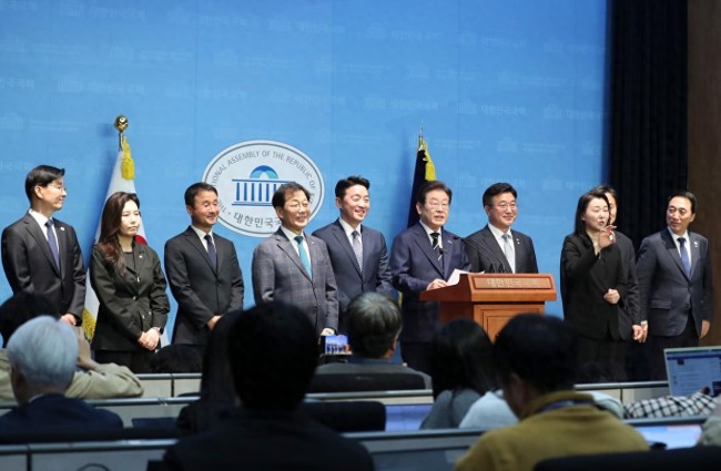 韩国大选:执政党举行首场初选辩论