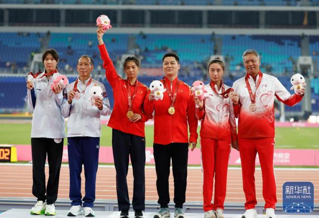 女子三级跳远曾蕊摘铜泪洒赛场