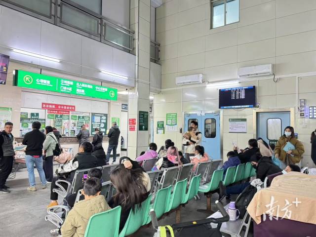 图4：在中山大学孙逸仙纪念医院（北院区）急诊科，家长带着孩子在候诊。