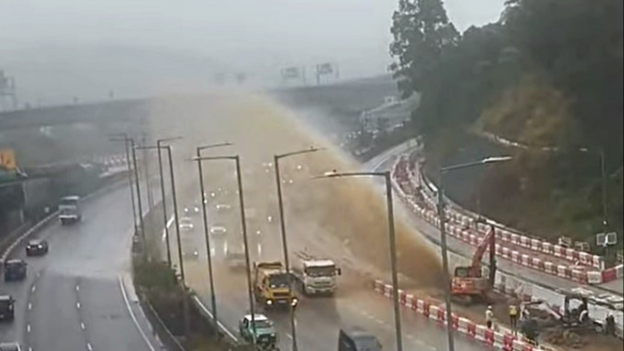 粉岭公路淡水管爆裂