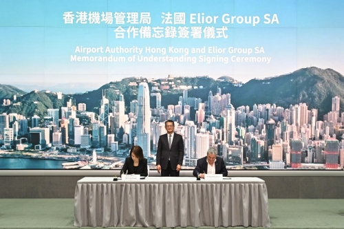 法国航空服务公司Elior Group SA主席兼行政总裁Daniel Derichebourg（右），与香港机场管理局签署合作备忘录。