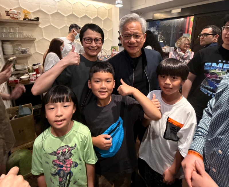 黄仁勋在餐厅与粉丝合照。.jpg 黄仁勋在餐厅与粉丝合照。.jpg