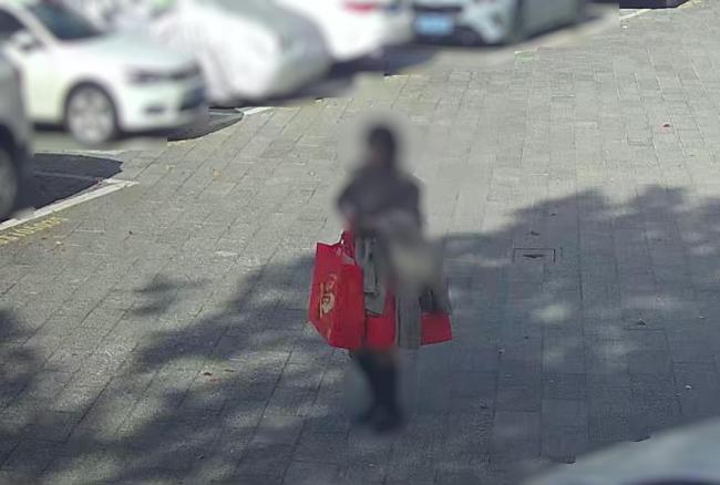 女子取300万交给骗子警车急速拦截