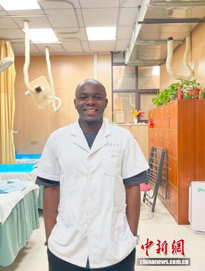 非洲小伙托马斯：“我要把中医针灸带回家乡！”