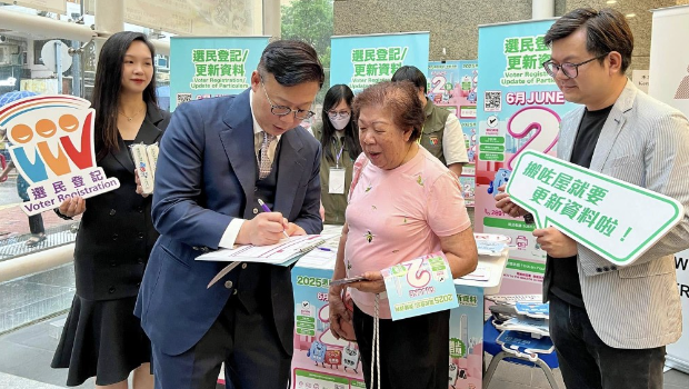 张国钧还帮助市民登记。