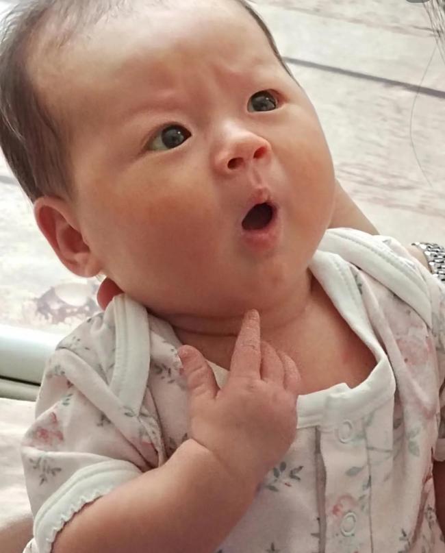 九个月大的宝宝看到爸爸后秒变脸 川剧变脸实录