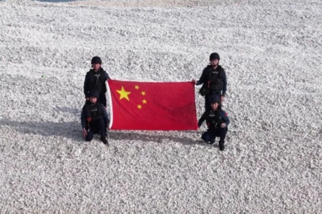 中国海警登铁线礁展开五星红旗 宣示主权