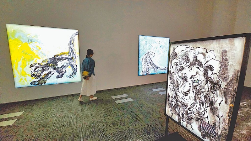 橙果设计创办人蒋友柏17日就在北京举办首次美术馆个展,融合东西方文化吸引年轻人前来参观。.jpg 橙果设计创办人蒋友柏17日就在北京举办首次美术馆个展,融合东西方文化吸引年轻人前来参观。.jpg