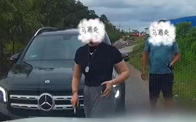 男子遭亮证逼让路 民警上门让删视频