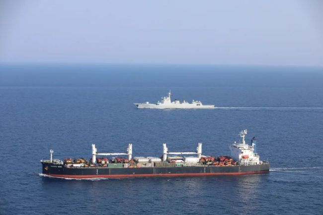 海军第48批护航编队护送船舶通过亚丁湾