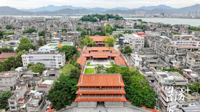 近日，凝聚海内外潮人力量建设的镇海楼续建工程正式建成开放。