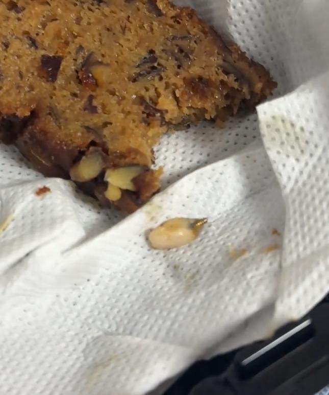 山姆枣泥核桃蛋糕被曝吃出“牙齿”，客服回应：很惊讶！