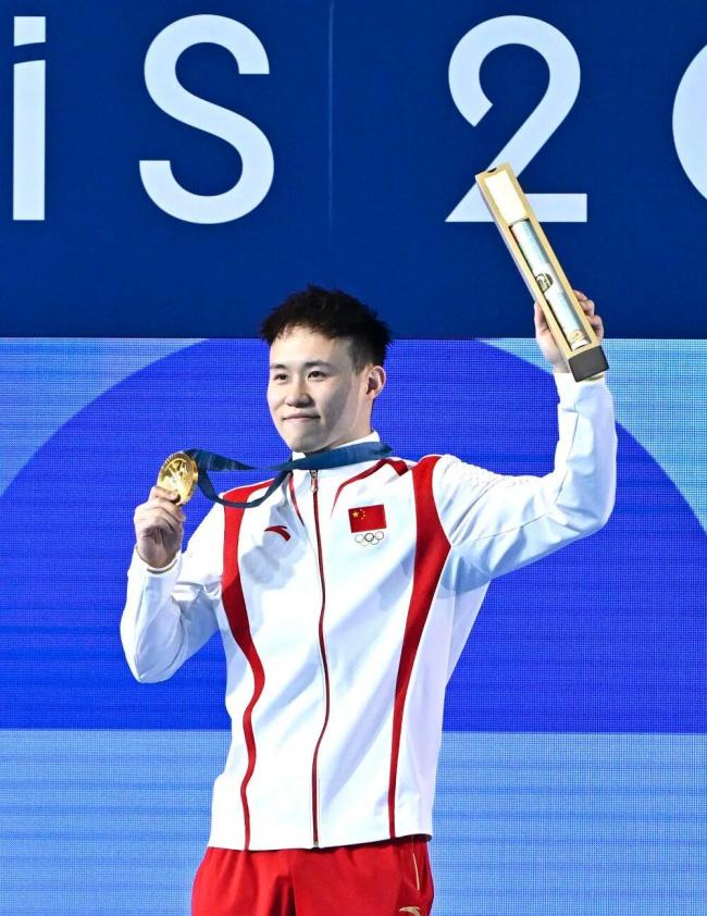 谢思埸担任广东省代表团旗手