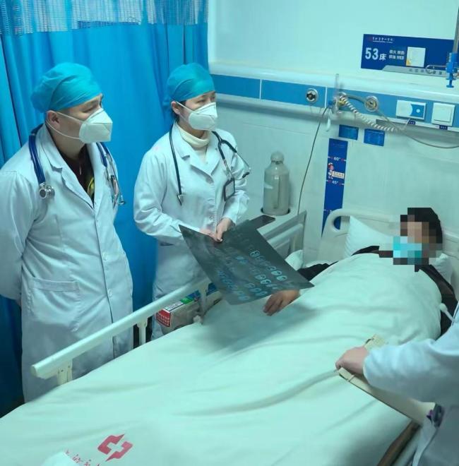 女子咳嗽8个月只问AI不就医,最终双肺已出现空洞……